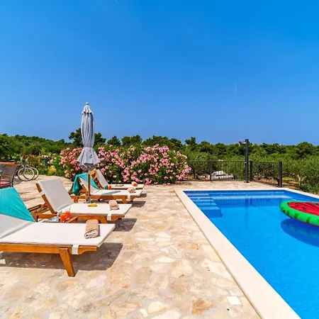 Heritage With Heated Pool
