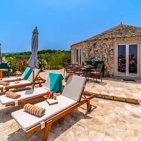 Heritage With Heated Pool *